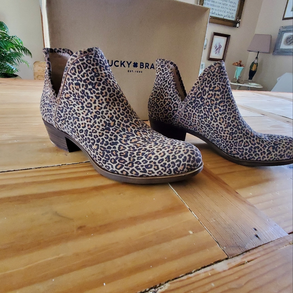 Lucky Brand cut out ankle boot - Picture 2 of 7